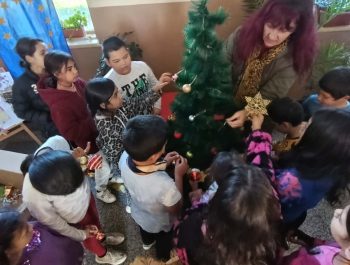 Грейна коледната елха и затуптяха детските сърца!