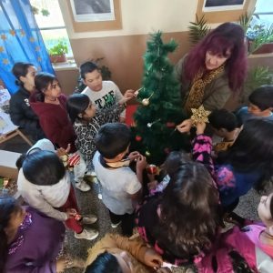 Грейна коледната елха и затуптяха детските сърца!